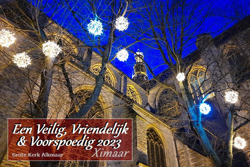 Nieuwjaarswens 2023. Grote Kerk in het donker met 9 verlichte kerstballen